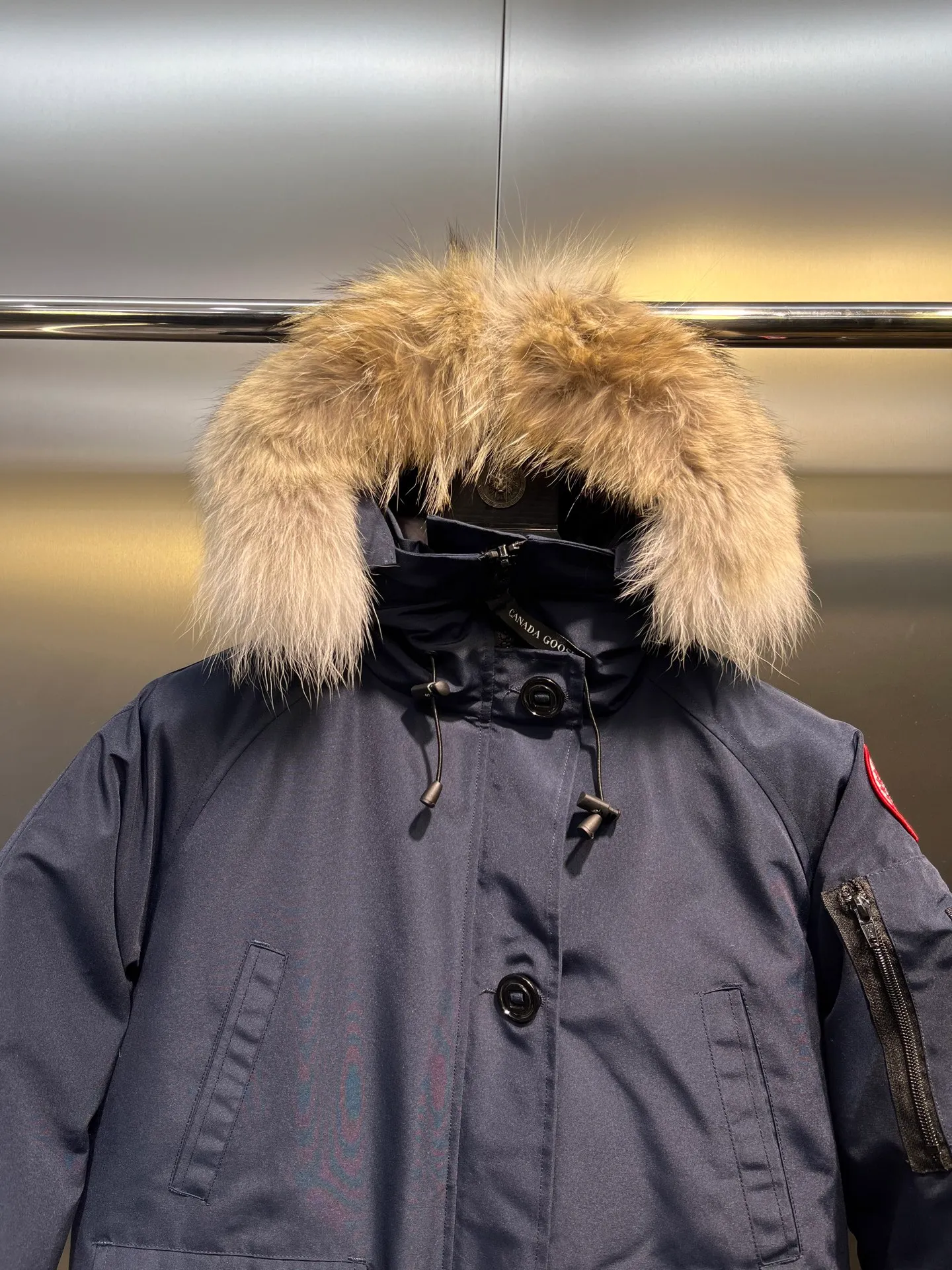 P780 CANADA GOOES 02 model Chilliwa bomber jacket 02 model, chosen by Arctic and Antarctic scientific expedition teams as their cold-proof equipment, the Rolls-Royce of down jackets. ➖ Industry-leading anti-counterfeiting chip sensing. ➖ Imported Behringer embroidery machines and customized embroidery labels, the highest level and industry leading. ➖ Imported Korean 21-count polyester-cotton blended original fabric, TC85 waterproof coated fabric, water-repellent, windproof and wear-resistant. ➖ The new national standard 80 white duck down is filled with an average of 520 grams of down. The amount of down filled is industry-leading. ➖ 100% nylon lon lining with double double-layer sealing design to prevent velvet running, seamless thread design on cuffs! ➖ Western Canadian Green Wolf Collar. ➖ Yoshida YKK provides original factory-customized electroplated sliders. YKK two-way lockable zippers are tight and smooth and do not peel off paint. ➖ 3M composite Velcro is durable and the accessories and hardware are all custom-made. Note: Our copywriting is only simple and clear. Instead of bragging about the copywriting, it is better to compare and understand with samples. Only for the purest, most focused, most professional, highest quality, and highest sex!  size：xs-xl